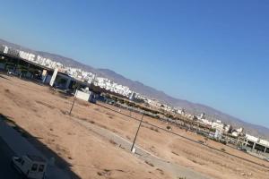 un estacionamiento con un montón de edificios en el desierto en Aya house, en Agadir