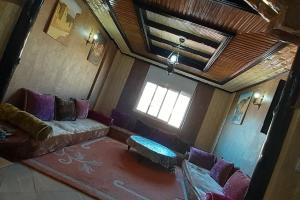 sala de estar con sofá y ventana en Aya house, en Agadir