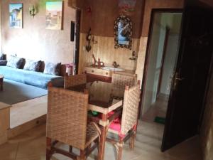 sala de estar con mesa, sillas y sofá en Aya house, en Agadir