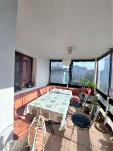 Villa Sofia في تشيرنوموريتس: غرفة معيشة مع أريكة وطاولة وكراسي