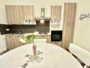 A kitchen or kitchenette at PALAZZO LA ZAGARA