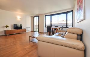 カンヌにあるBeautiful Apartment In Cannes With 1 Bedrooms And Wifiのリビングルーム(ソファ、テレビ、テーブル付)