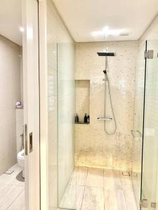 een badkamer met een douche en een toilet bij Anggun Residence Walking distance 5-10mins to Sogo Chow Kit Monorail and LRT station by Juststay in Kuala Lumpur