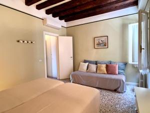 Letto o letti in una camera di Apartment with view in Venice, Arsenale.