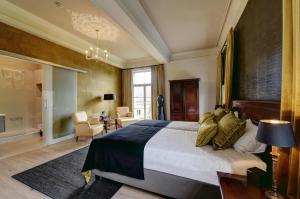 Hof de Draeck Bed & Breakfast في Teuven: غرفة نوم بسرير كبير وحمام