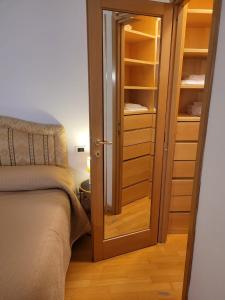 Cama ou camas em um quarto em Lovely Suite accogliente appartamento tra Policlinico e Piazza Bologna