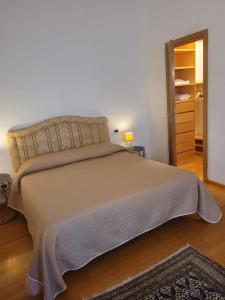 um quarto com uma cama e um closet em Lovely Suite accogliente appartamento tra Policlinico e Piazza Bologna em Roma