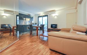 カンヌにあるBeautiful Apartment In Cannes With 1 Bedrooms And Wifiのリビングルーム(ソファ、テーブル付)