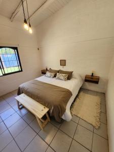 Un dormitorio con una cama grande y una ventana en Casona Saint Rose cava privada en Mendoza