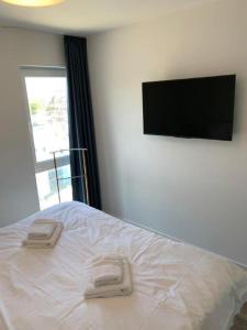 um quarto com uma cama com duas toalhas em 47 2 N Waterkant em Wangerland