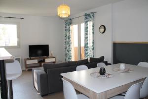 Televízia a/alebo spoločenská miestnosť v ubytovaní Location Ajaccio