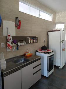 Una cocina o zona de cocina en CASA TEMPORADA NO PÂNTANO DO SUL