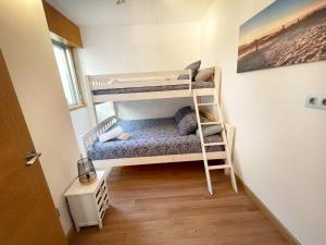 Pokój z 2 łóżkami piętrowymi w pokoju w obiekcie Ático Sisargas, Malpica. w mieście Malpica
