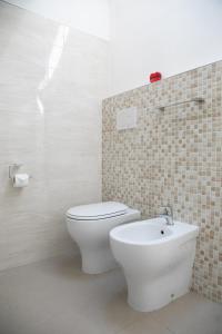 bagno con servizi igienici e lavandino di Giardino in laguna a Murano