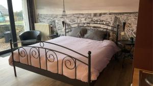 una camera con letto e vista sulla città di Au Trouli a Verviers