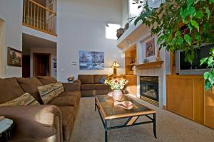a living room with a couch and a fireplace at Beautiful home 10 min E of Boulder in Lafayette