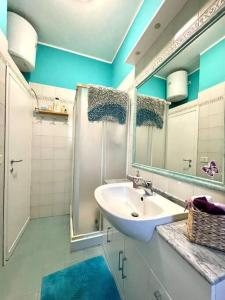 Un baño con lavabo, ducha y espejo. en Florence House Mariangela, en Florencia