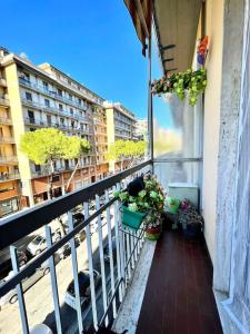 un balcón de un edificio con macetas. en Florence House Mariangela, en Florencia