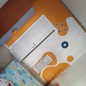 una nevera blanca con una foto de un teclado en ella en Florence House Mariangela, en Florencia