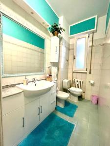 Un baño blanco con lavabo e inodoro. en Florence House Mariangela, en Florencia 23 fotos más