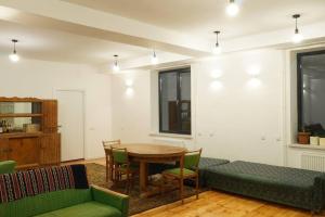 - un salon avec une table et un canapé vert dans l'établissement Your villa with garden in Martuni next to Sevan lake, à Martuni