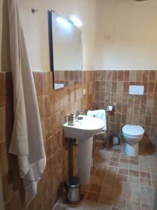 ブーチネにあるAppartamento Biricocoloのバスルーム(洗面台、トイレ付)