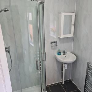 een badkamer met een douche en een wastafel bij Sheridan House I Long or Short Stay I Special Rate Available in Derby