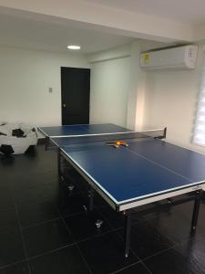 una mesa de ping pong con una raqueta encima en Cabaña los Abuelos, en Coveñas