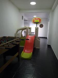 a gym with a red and green slide in a room at Cabaña los Abuelos in Coveñas