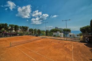 Tenis a/nebo squash v ubytování Hotel Parco Cartaromana nebo okolí