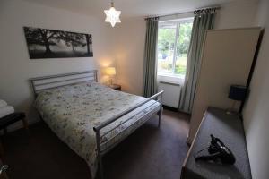 a bedroom with a bed and a window at 3 bedroom flat 10 mins walk to Bay and City center Free Parking in Cardiff