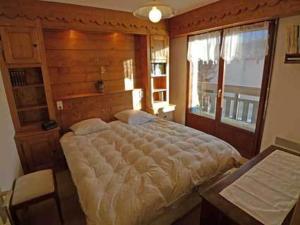 Un dormitorio con una cama grande y una ventana en Appartement Samoëns, 3 pièces, 6 personnes - FR-1-629-76 en Samoëns