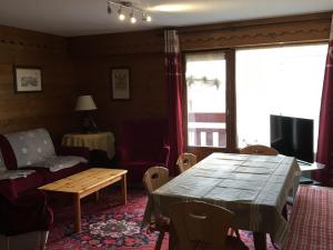 a living room with a table and a couch at Appartement Samoëns, 3 pièces, 6 personnes - FR-1-629-76 in Samoëns