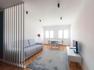 a living room with a couch and a table at Citybreak-apartments Patio in Porto