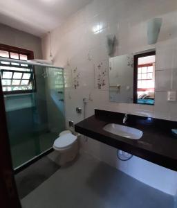 uma casa de banho com um WC, um lavatório e um chuveiro em Sitio do Imbuí em Teresópolis em Teresópolis