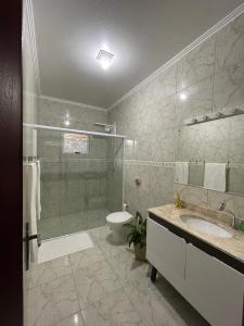 Bilik mandi di Recanto Wunderwald Casa Pomerode