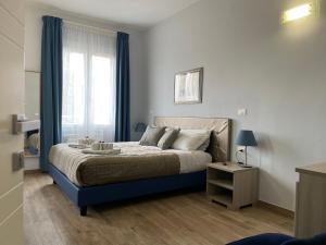 Un dormitorio con una cama grande y una ventana en Porta alla Croce Guest House en Florence