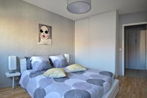 sypialnia z dużym łóżkiem i obrazem na ścianie w obiekcie Appartement cœur de juan les pins w mieście Antibes