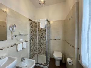 A bathroom at Porta alla Croce Guest House