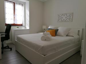 una camera da letto con un letto con due orsacchiotti sopra di Miragaia Star Apartments ad Angra do Heroísmo