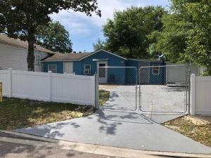 un cancello di fronte a una casa blu di The Quiet Sunshine Studio a Jacksonville