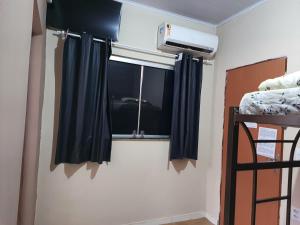 - une chambre avec une fenêtre et des lits superposés dans l'établissement Pousada Pimenta Olimpia, à Olímpia