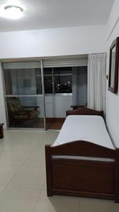 1 dormitorio con cama y vistas a la ciudad en Tandil centro en Tandil