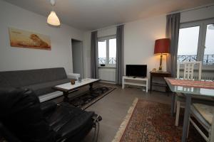 un soggiorno con divano e tavolo di Entire apartments with stunning view a Cademario