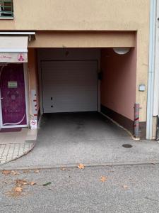 uma porta de garagem no lado de um edifício em Liget Hévíz Apartman em Hévíz