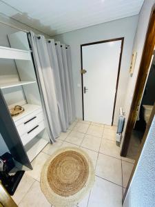 Zimmer mit Tür und Fliesenboden in der Unterkunft Au Doubs Village in Métabief