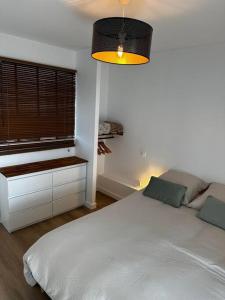 Cama o camas de una habitación en Berder - 2 pièces neuf proche gare de Vannes