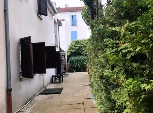 Vonkajšia záhrada v ubytovaní Maison de Longde-Appartement avec 2 chambres