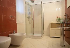y baño con ducha, aseo y lavamanos. en B&B Regina Margherita, en Brindisi