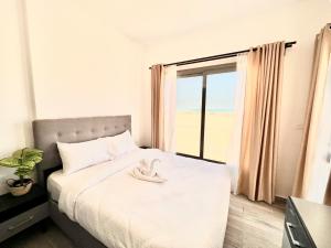1 dormitorio con 1 cama blanca y ventana en Imperial Resort Hurghada en Hurghada